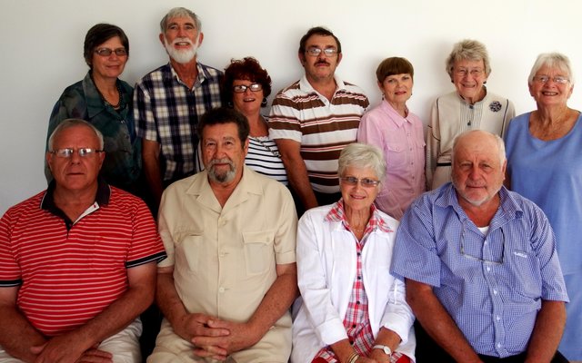 Die NGK se Uitreik Kommissie, met voor vlnr is ds Dirk van Dyk, Johan van Wyk, Elcine en Johan Hulme. Agter vlnr is Ansie en Gerhard Germishuys, Christelle en George Wiese, Anita Botha, Alethea Pansergrouw en Lettie Wiese.